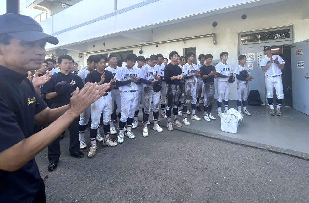 東海大高輪対八王子実践　試合後、応援に駆けつけた青鳥特別支援野球部たちへお礼する八王子実践ナイン（中央）と拍手を送る青鳥特別支援野球部の久保田監督（左）（撮影・佐瀬百合子）