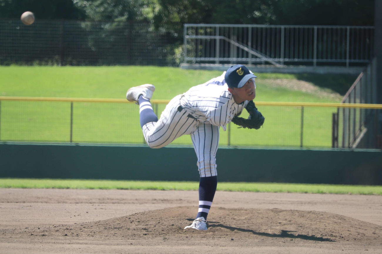5回から救援のマウンドに上がった、東海大相模のエース福田（撮影・保坂淑子）