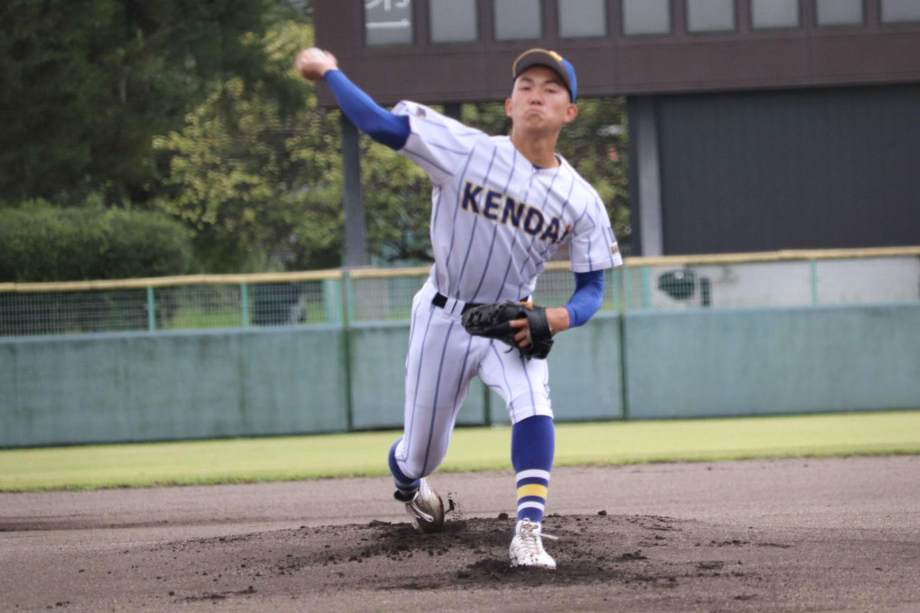 3安打2失点完投で5回コールド勝利に導いた健大高崎のエース、石垣（撮影・保坂淑子）