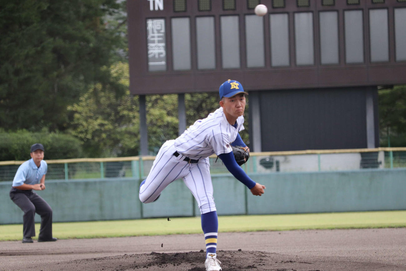 3安打2失点完投で5回コールド勝利に導いた健大高崎のエース、石垣（撮影・保坂淑子）