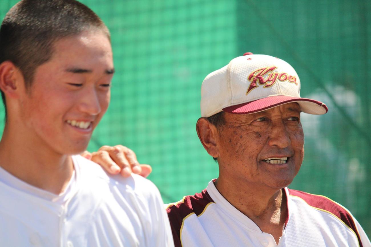 大会前のミーティングで選手の肩に手を置く春日部共栄・本多監督（撮影・金子真仁）