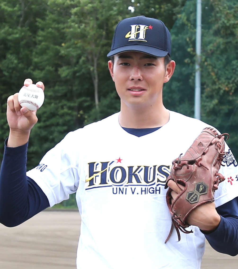 北星学園大付高の石田投手は、自校のグラウンドで笑顔を見せる（撮影・中島洋尚）