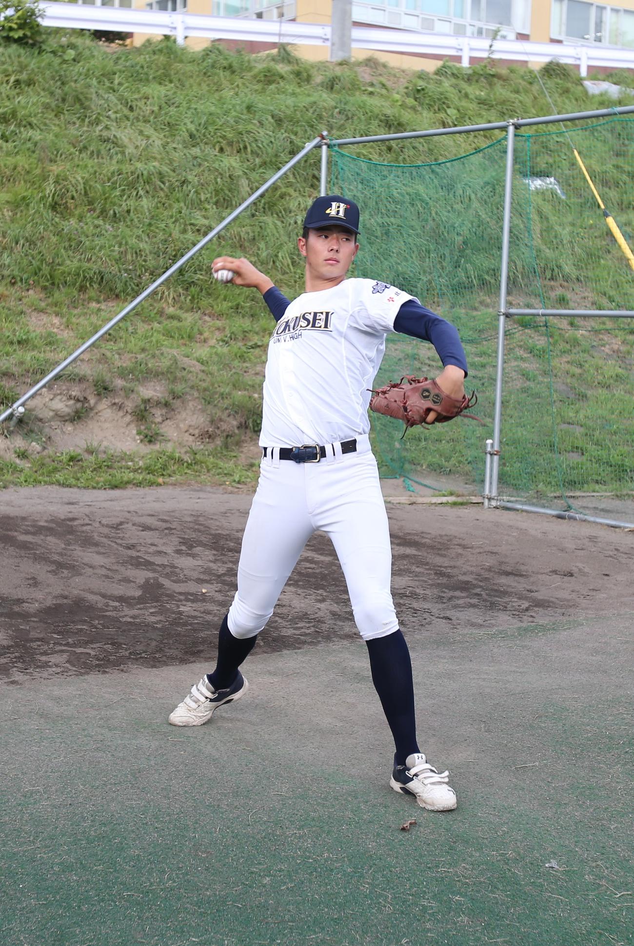 北星学園大付高の石田は、グラウンドで軽く投球する（撮影・中島洋尚）