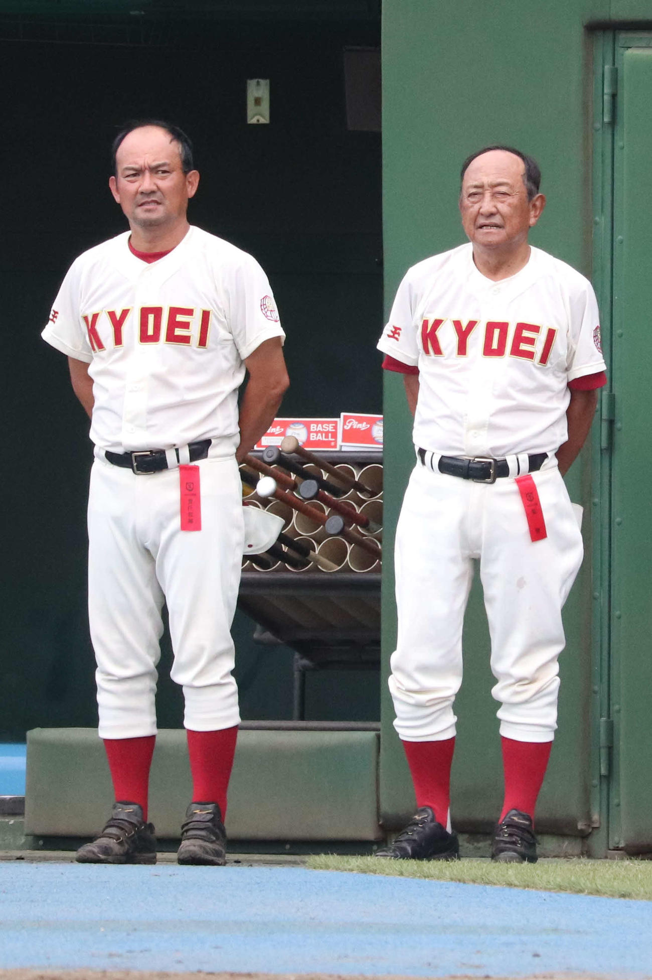 市浦和対春日部共栄　試合終了後に整列する春日部共栄・植竹部長（左）と本多監督（撮影・佐瀬百合子）