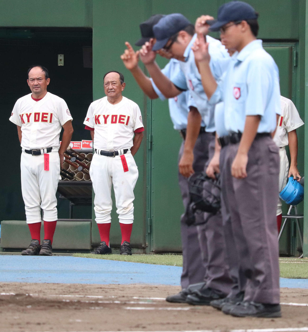 市浦和対春日部共栄　試合終了後に整列する春日部共栄・植竹部長（左）と本多監督（中央）（撮影・佐瀬百合子）