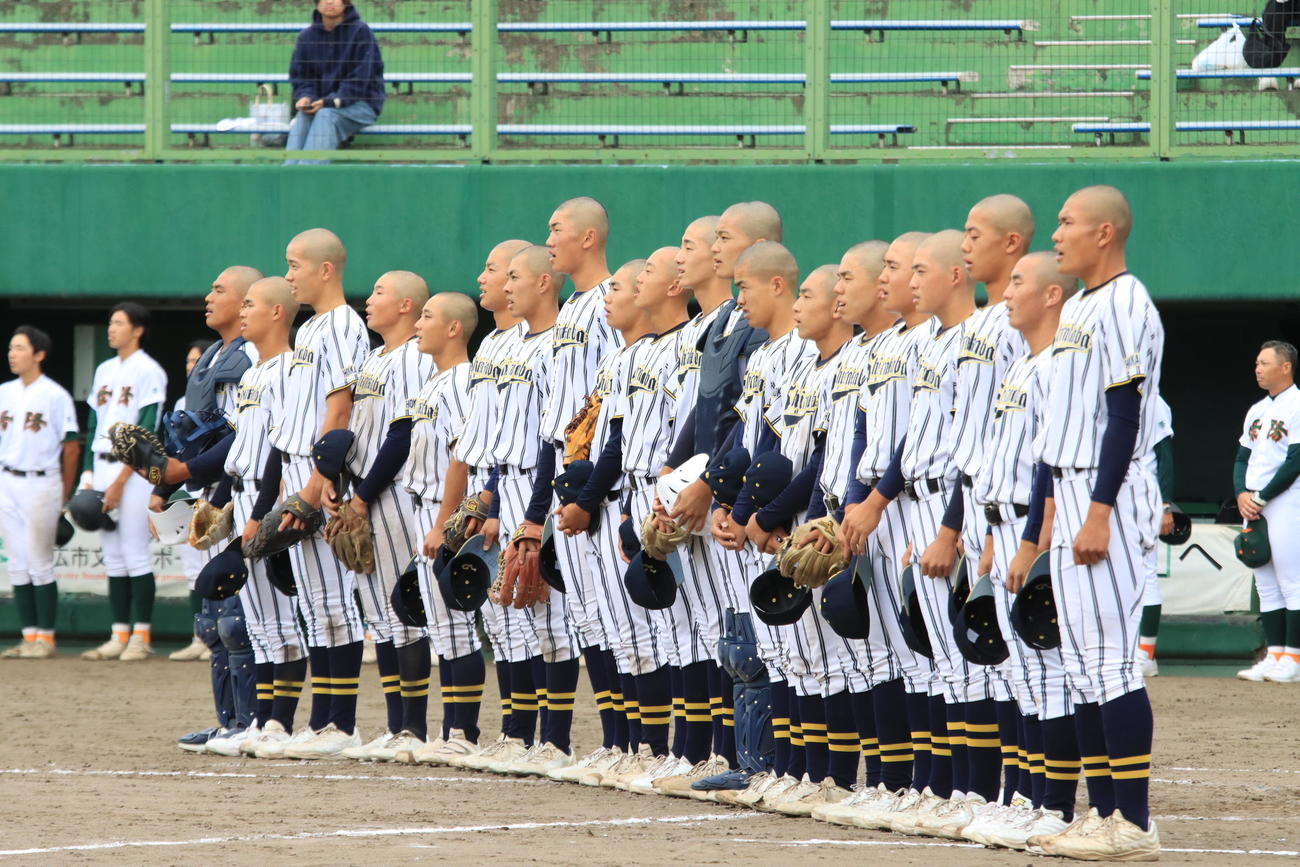 白樺学園対帯広緑陽　初戦を突破して校歌を歌う白樺学園ナイン（撮影・保坂果那）