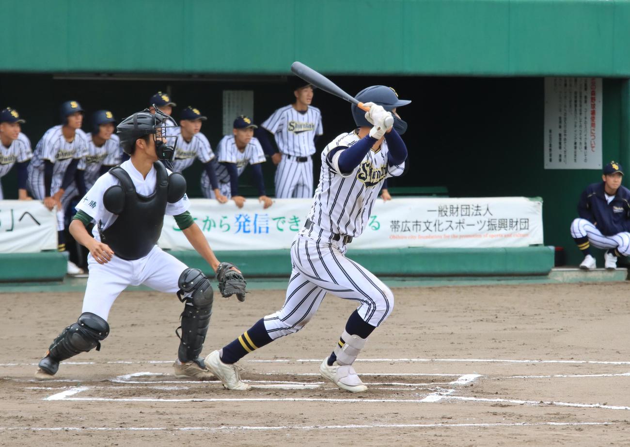 白樺学園対帯広緑陽　6回表白樺学園1死一塁、先制の適時三塁打を放つ上（撮影・保坂果那）