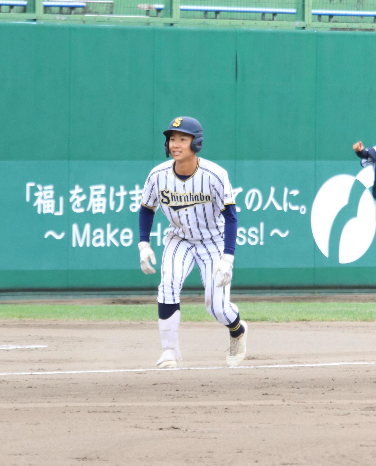 白樺学園対帯広緑陽　6回表白樺学園1死一塁、先制の適時三塁打を放った上（撮影・保坂果那）