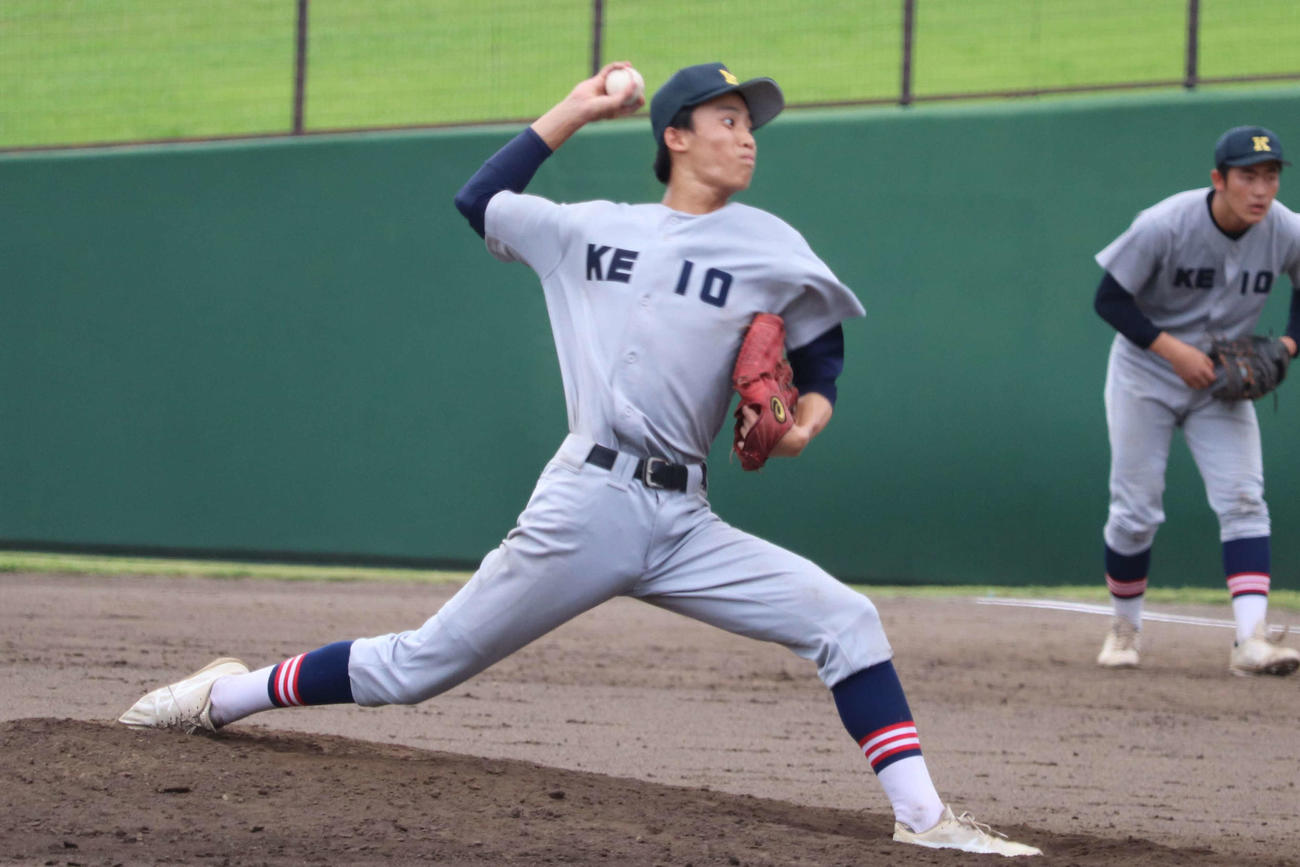 3安打1失点で完投勝利の慶応先発の寺本（撮影・保坂淑子）