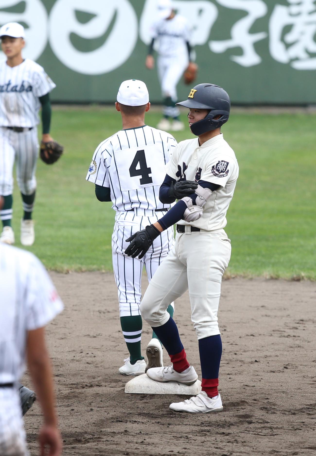 北照対小樽双葉　9回表2死二塁で決勝の左越え適時二塁打を放った木田野手は二塁ベース上で笑顔（撮影・中島洋尚）