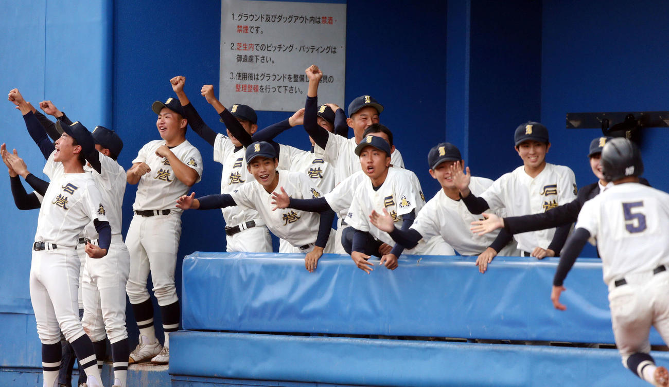 角田対石巻　9回2死から同点に追いつき、盛り上がる石巻の選手たち（撮影・木村有優）