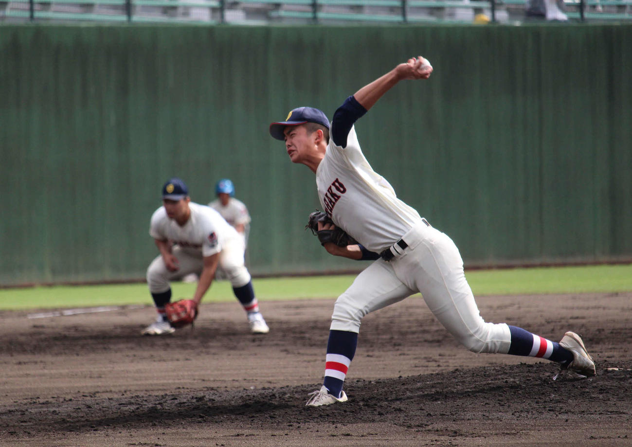 浦和学院の先発左腕・岡部修弥（撮影・金子真仁）
