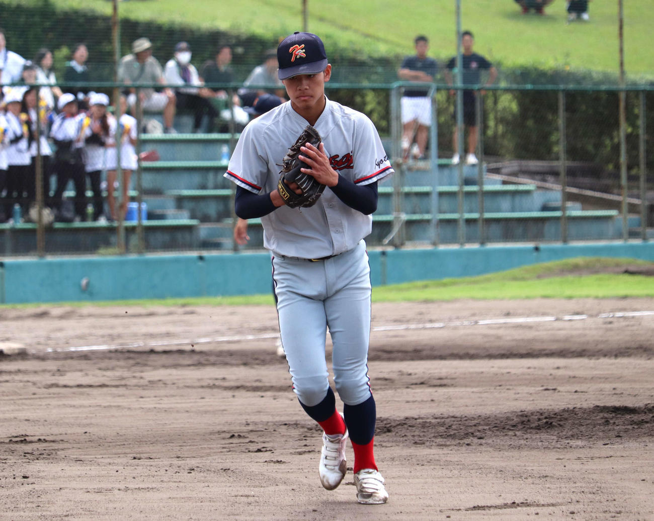 京都外大西との4回戦　6回2死二、三塁のピンチを切り抜け、グラブをやさしくたたいた京都国際の先発・西村（撮影・中島麗）