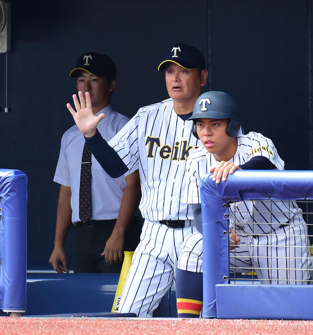 帝京長岡対日本文理　指示を送る帝京長岡・芝草監督（中央）