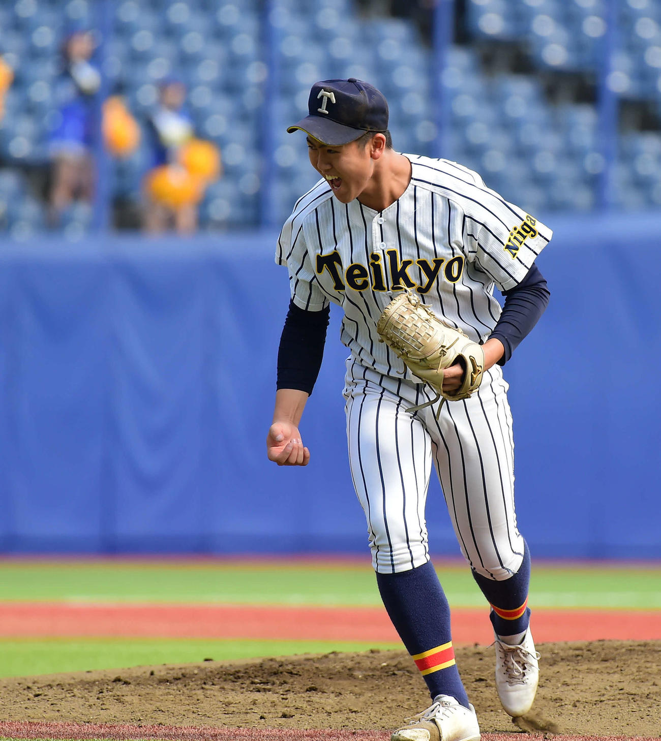 帝京長岡対日本文理　1回裏2死一、二塁を無失点に抑え、ほえる帝京長岡の先発・武田