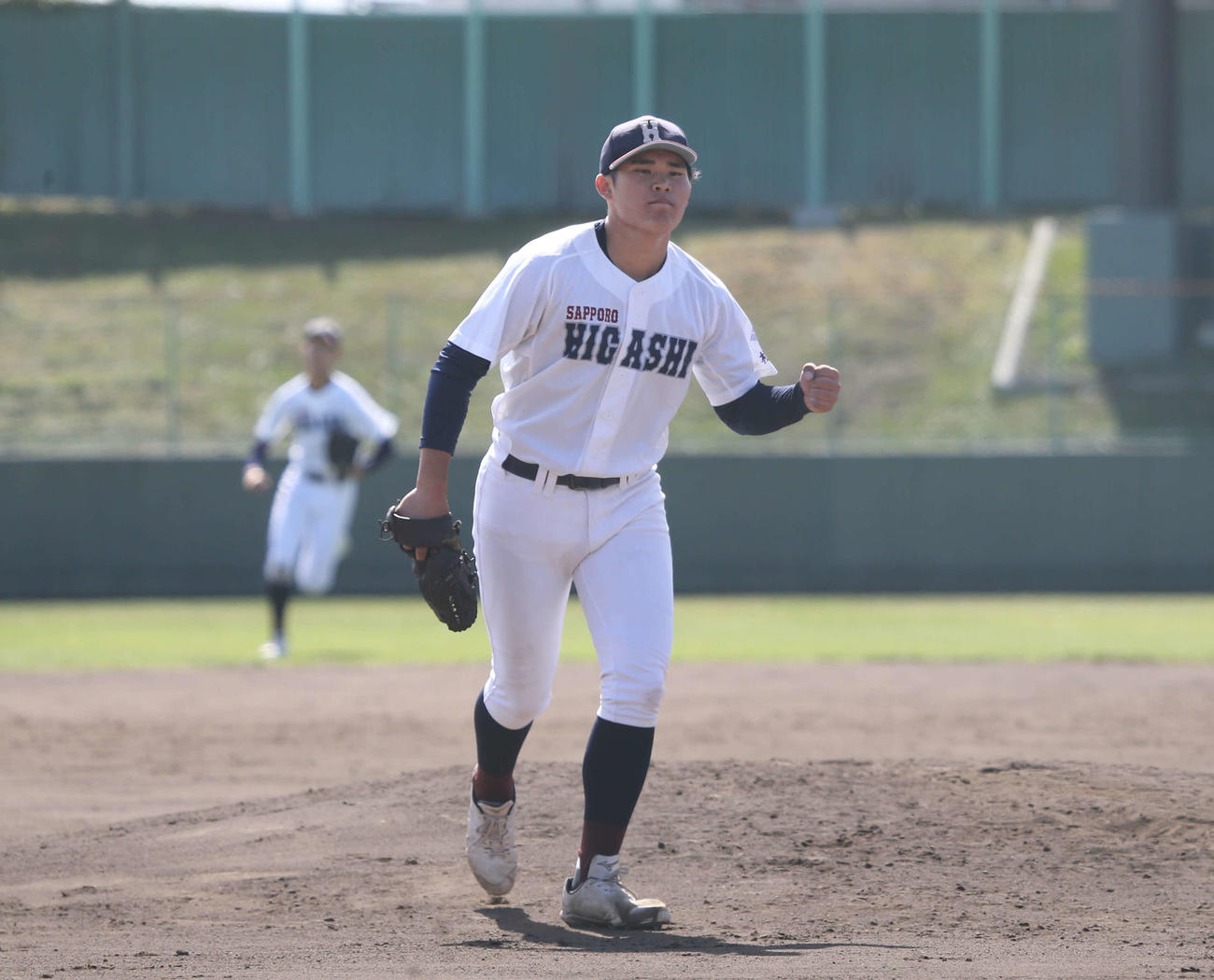 札幌東対札幌山の手　札幌東の田頭は最後の打者を遊飛にしとめガッツポーズ（撮影・中島洋尚）