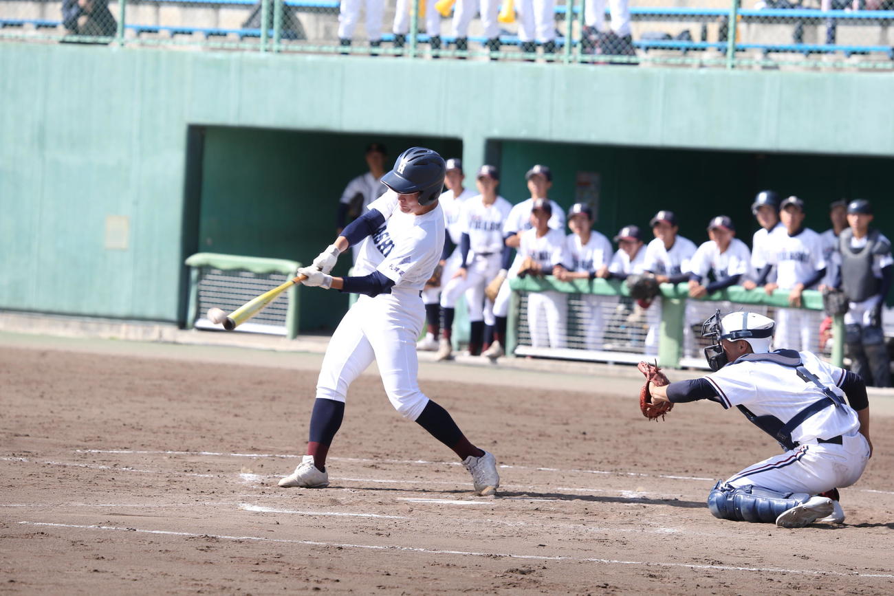 札幌東対札幌山の手　8回裏札幌東1死一、三塁、田頭は中前適時打を放つ（撮影・中島洋尚）