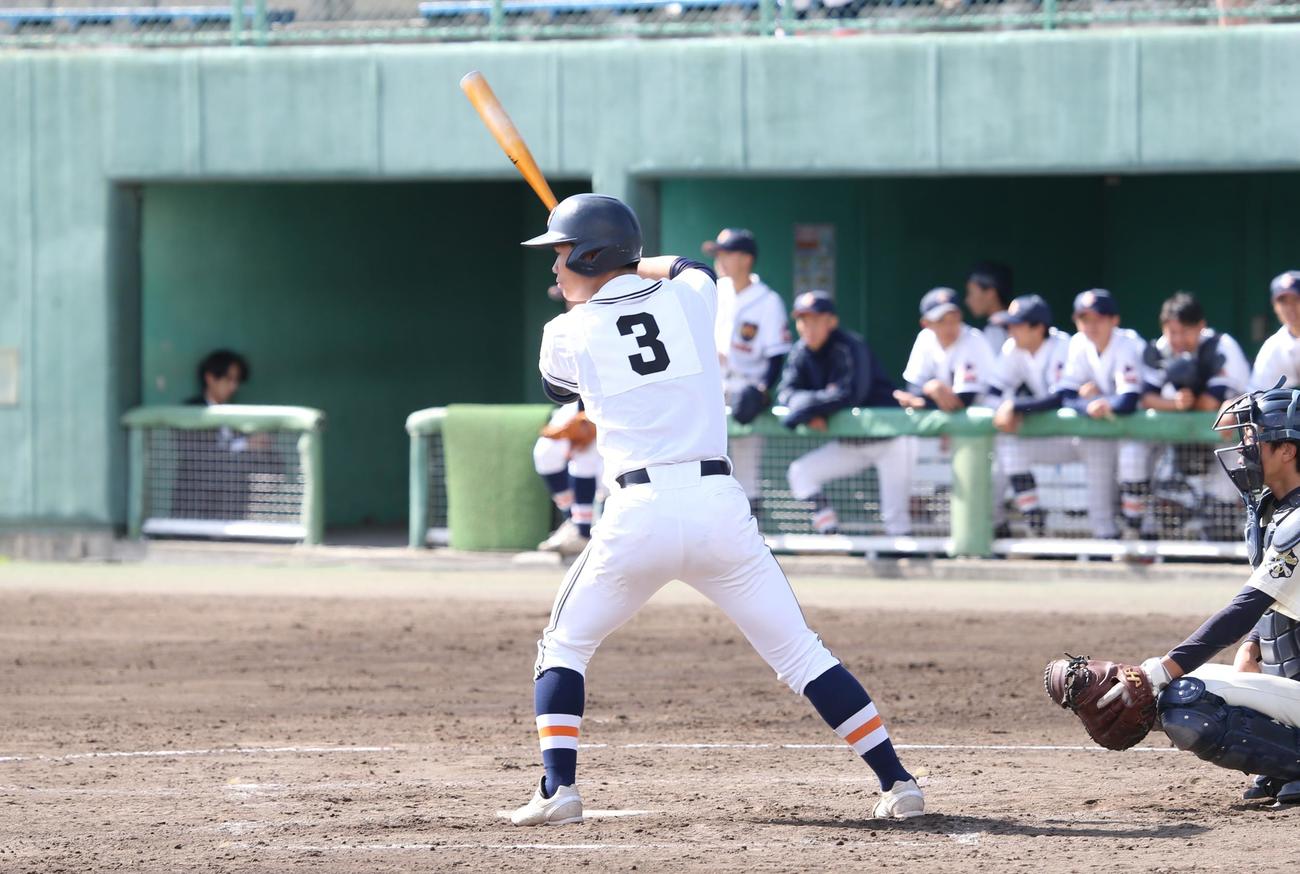 北海道文教大付対札幌啓北商　北海道文教大付の縞居は体重を左足にかけて構える（撮影・中島洋尚）