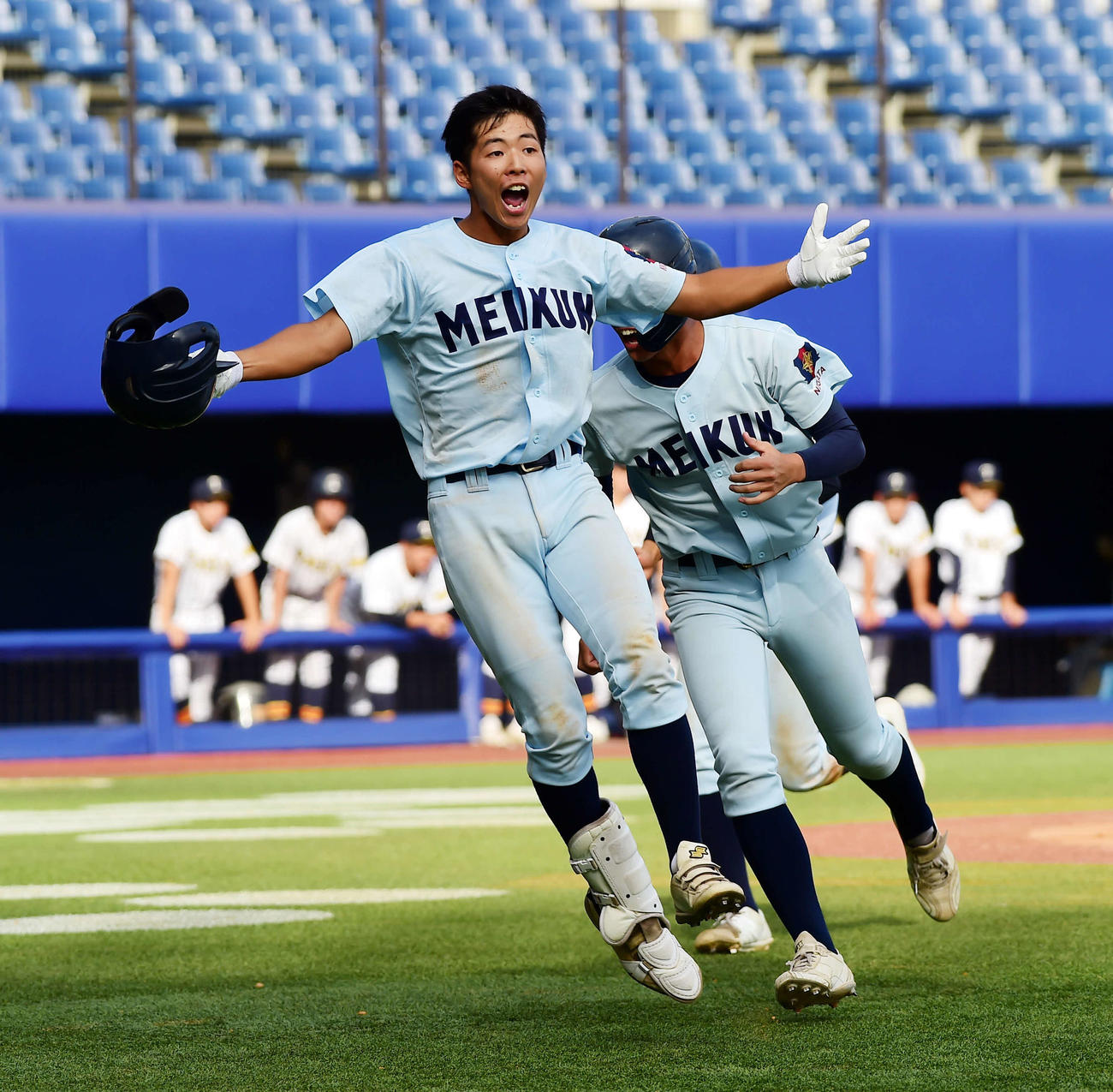 新潟明訓対帝京長岡　7回表新潟明訓1死一、二塁、3点本塁打を放ち、感情を爆発させる北（撮影・大島享也）