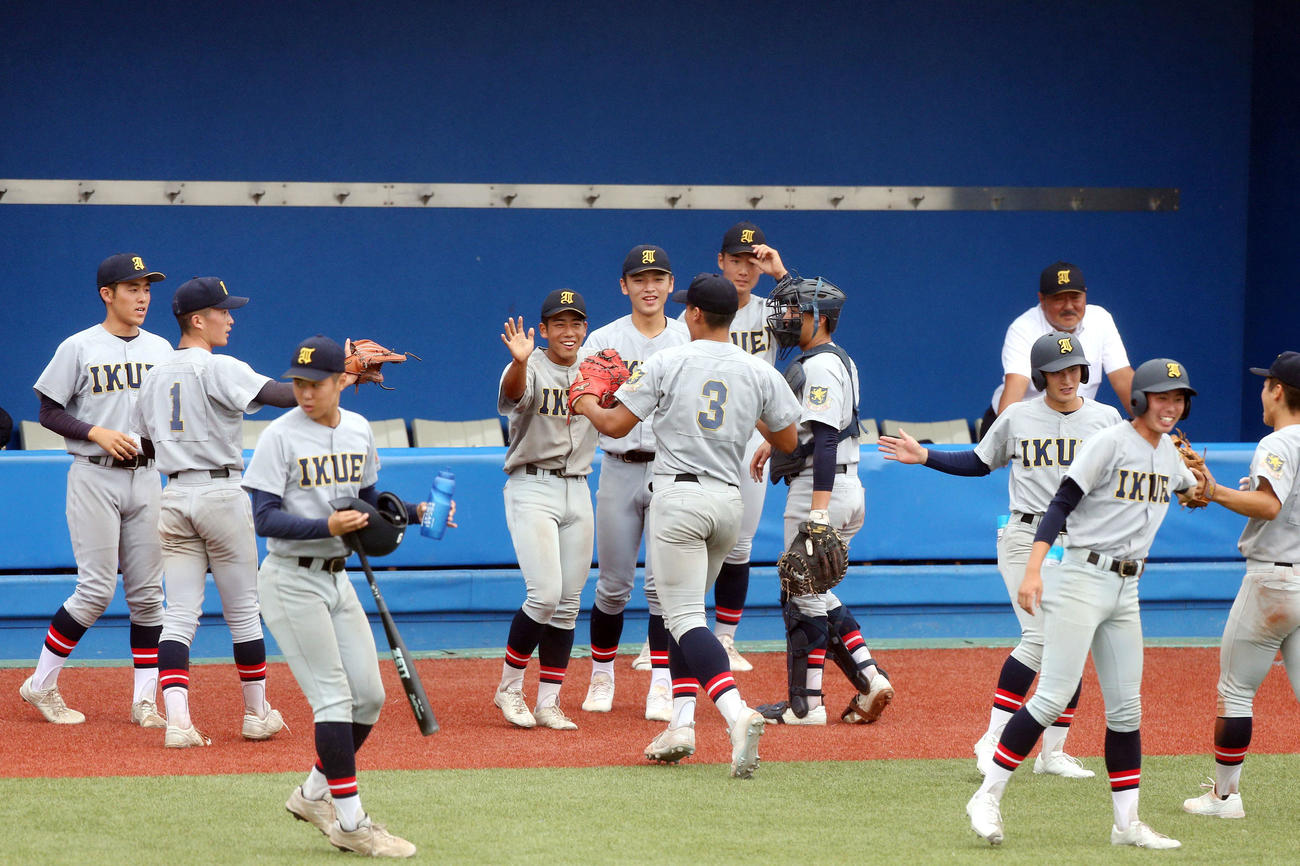 東陵対仙台育英　4回表東陵2死二塁を無失点で切り抜け、笑顔で迎え入れる仙台育英ベンチ（撮影・木村有優）