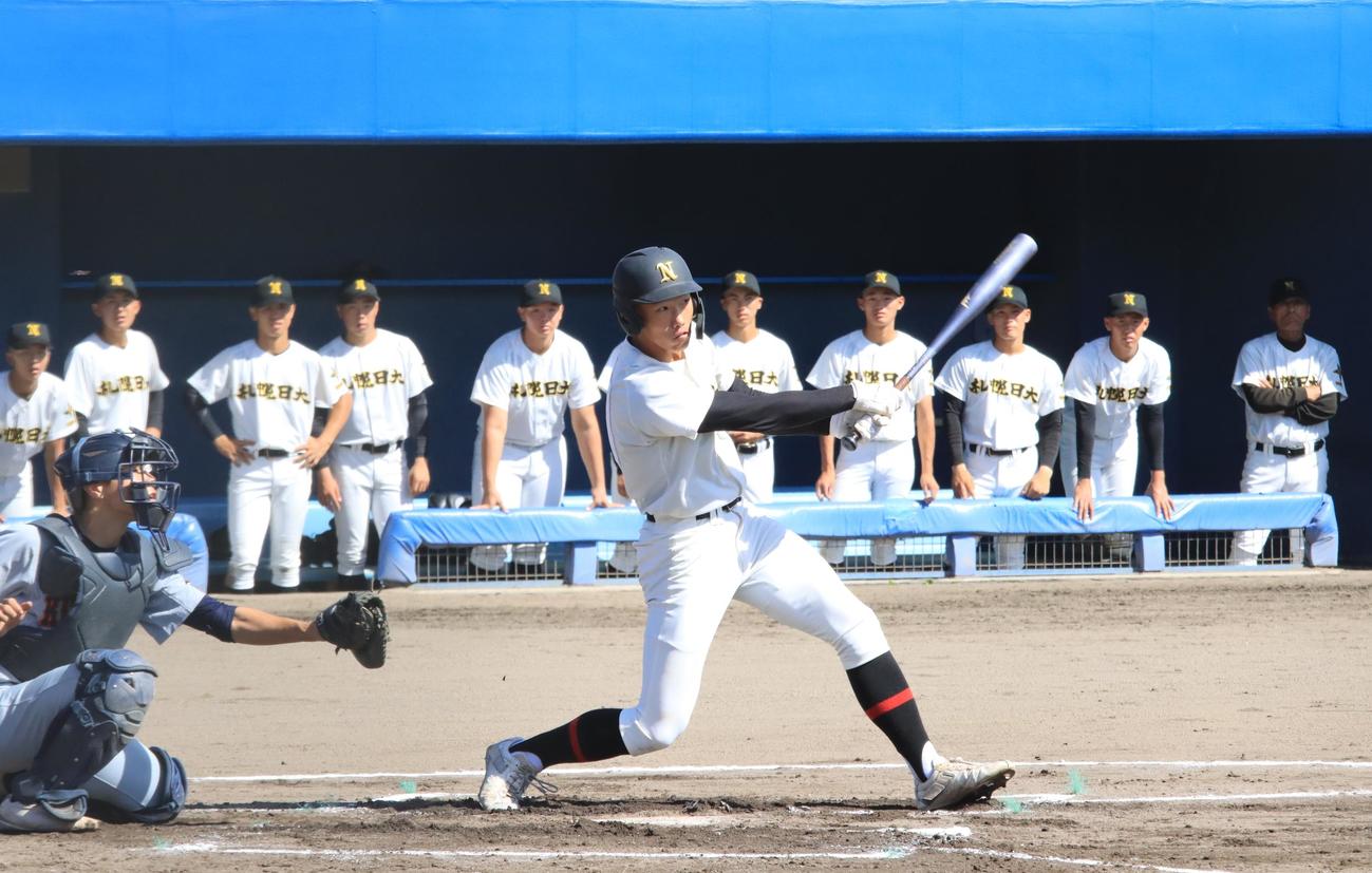 北広島対札幌日大　1回裏札幌日大1死二塁、先制の適時三塁打を放つ窪田（撮影・保坂果那）