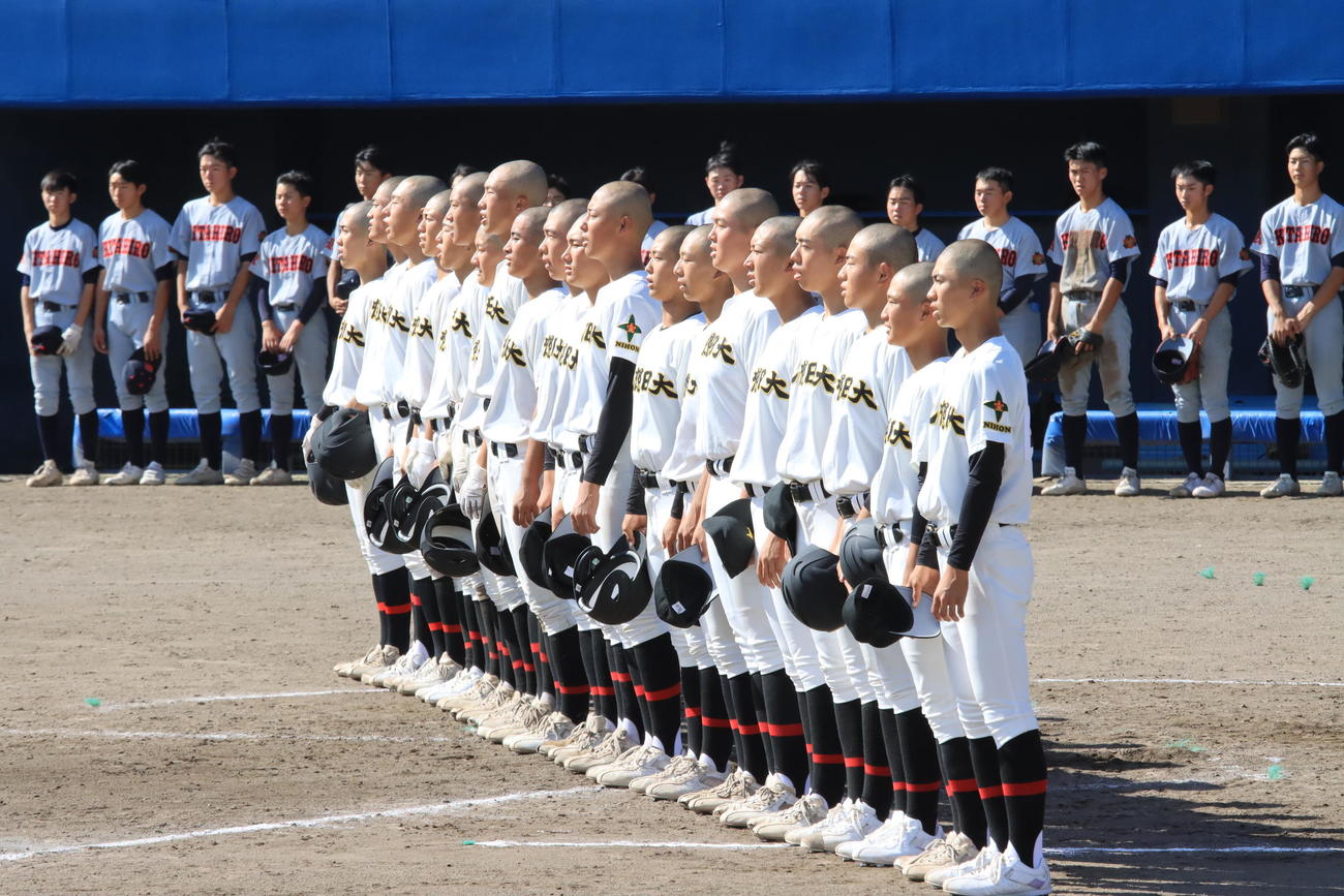 初戦を突破して校歌を歌う札幌日大ナイン（撮影・保坂果那）