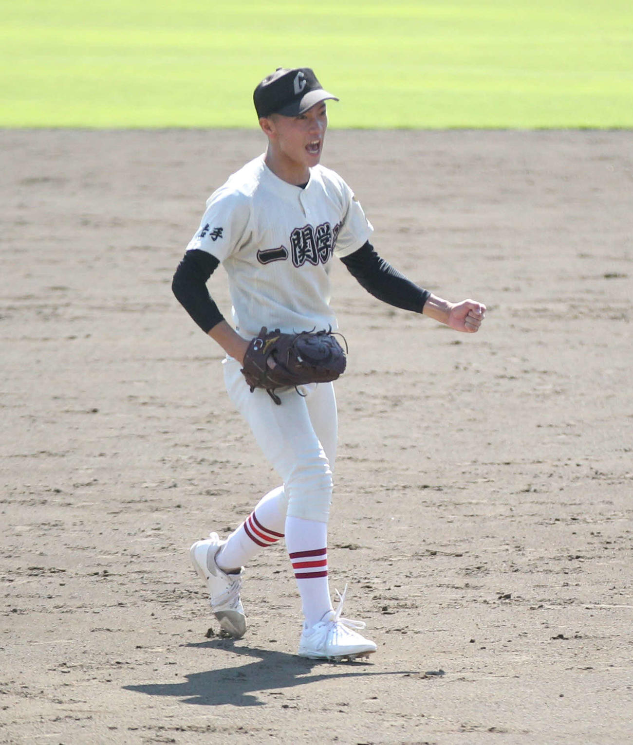 ラストバッターを抑えガッツポーズの一関学院・佐々木（撮影・高橋香奈）