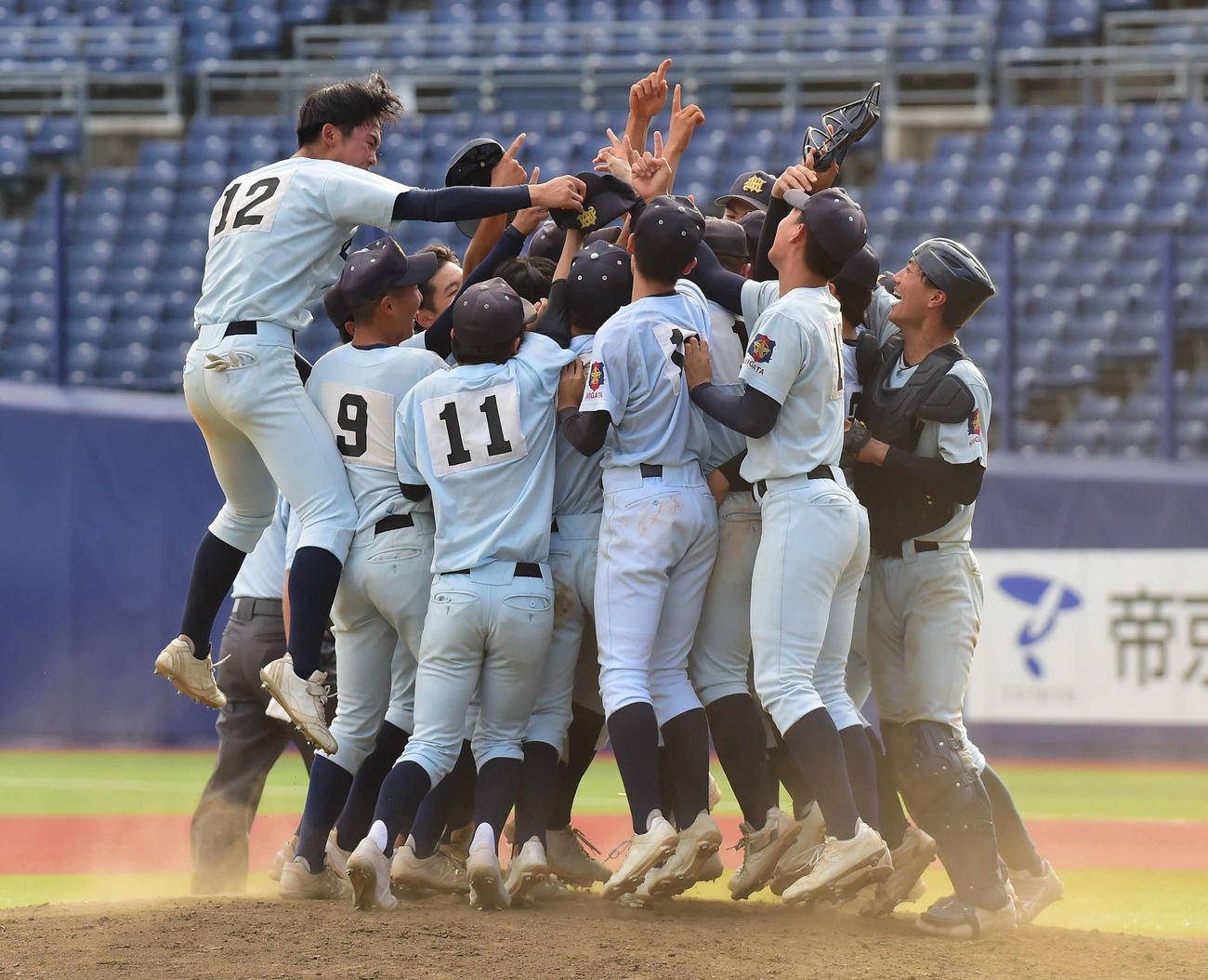 中越対新潟明訓　優勝を決め、マウンド上で歓喜の輪を作る新潟明訓ナイン