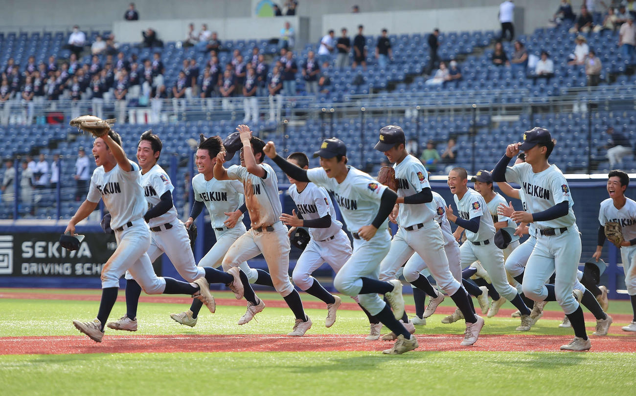 中越対新潟明訓　笑顔でスタンドあいさつに駆け出す新潟明訓ナイン