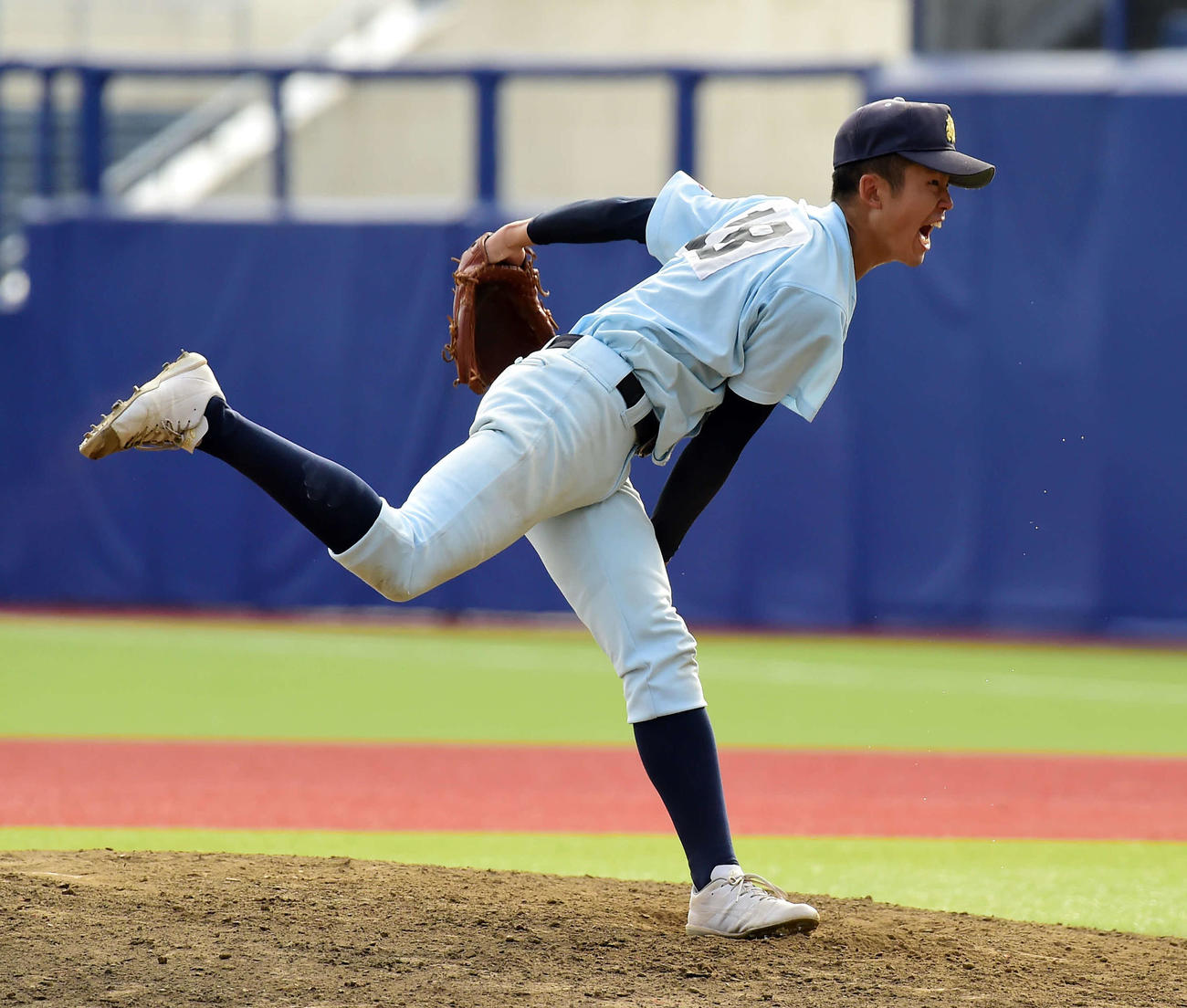中越対新潟明訓　力投する新潟明訓の3番手・権平