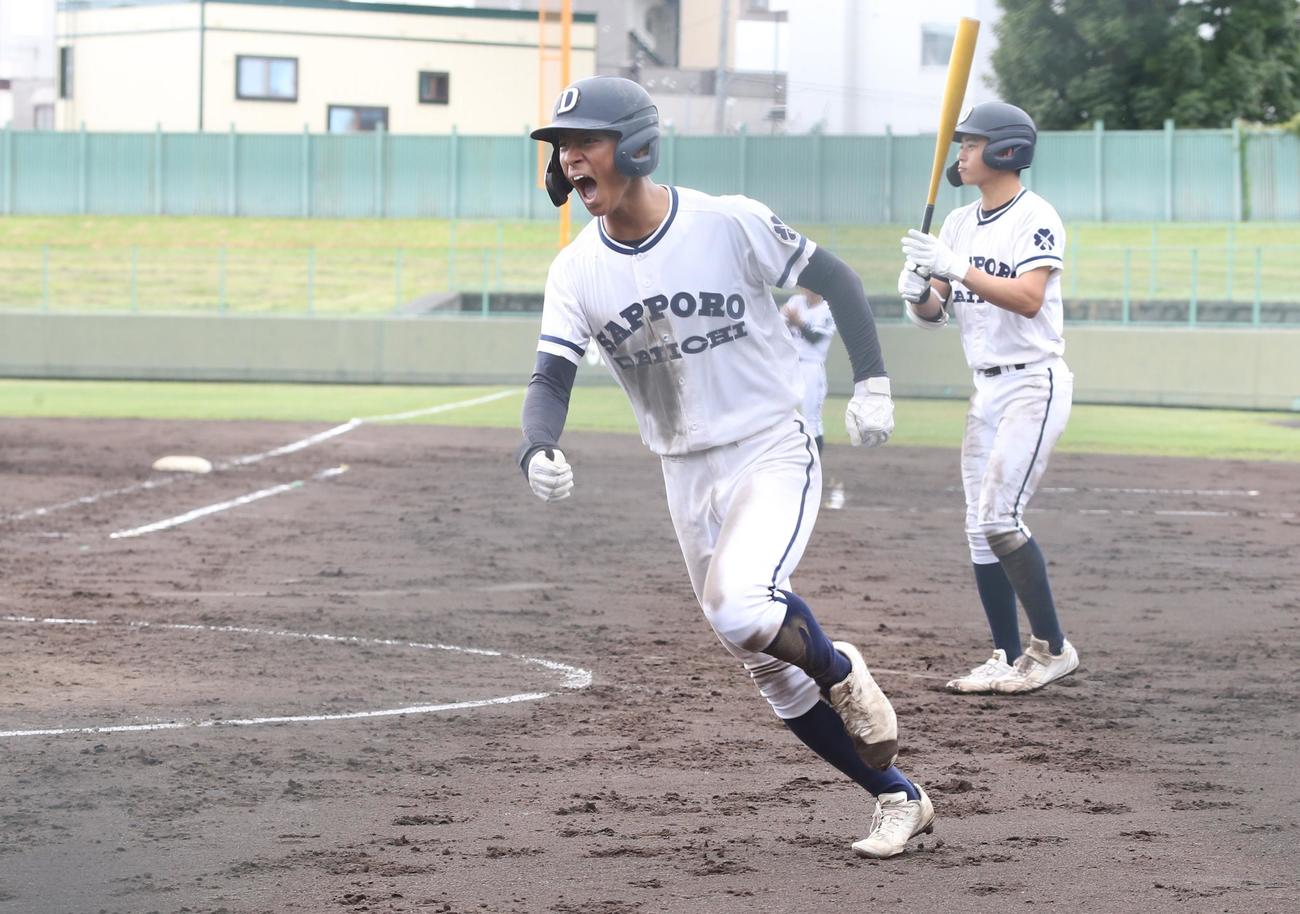 札幌第一対札幌新川　4回表札幌第一無死無走者、札幌第一の黒沢右翼手は右越えソロ本塁打を放ち雄たけびをあげる（撮影・中島洋尚）