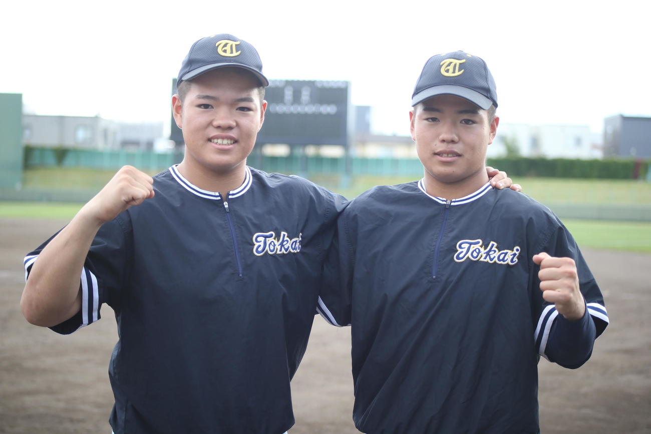 東海大札幌対札幌北　東海大札幌の双子の太田勝心（右）・勝馬は、試合後に仲良く肩を組んでガッツポーズ（撮影・中島洋尚）