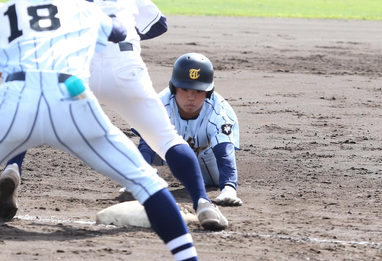 東海大札幌対札幌北　1回裏1死一、三塁、東海大札幌の太田勝心は、左中間2点適時三塁打を放ち三塁にヘッドスライディング（撮影・中島洋尚）