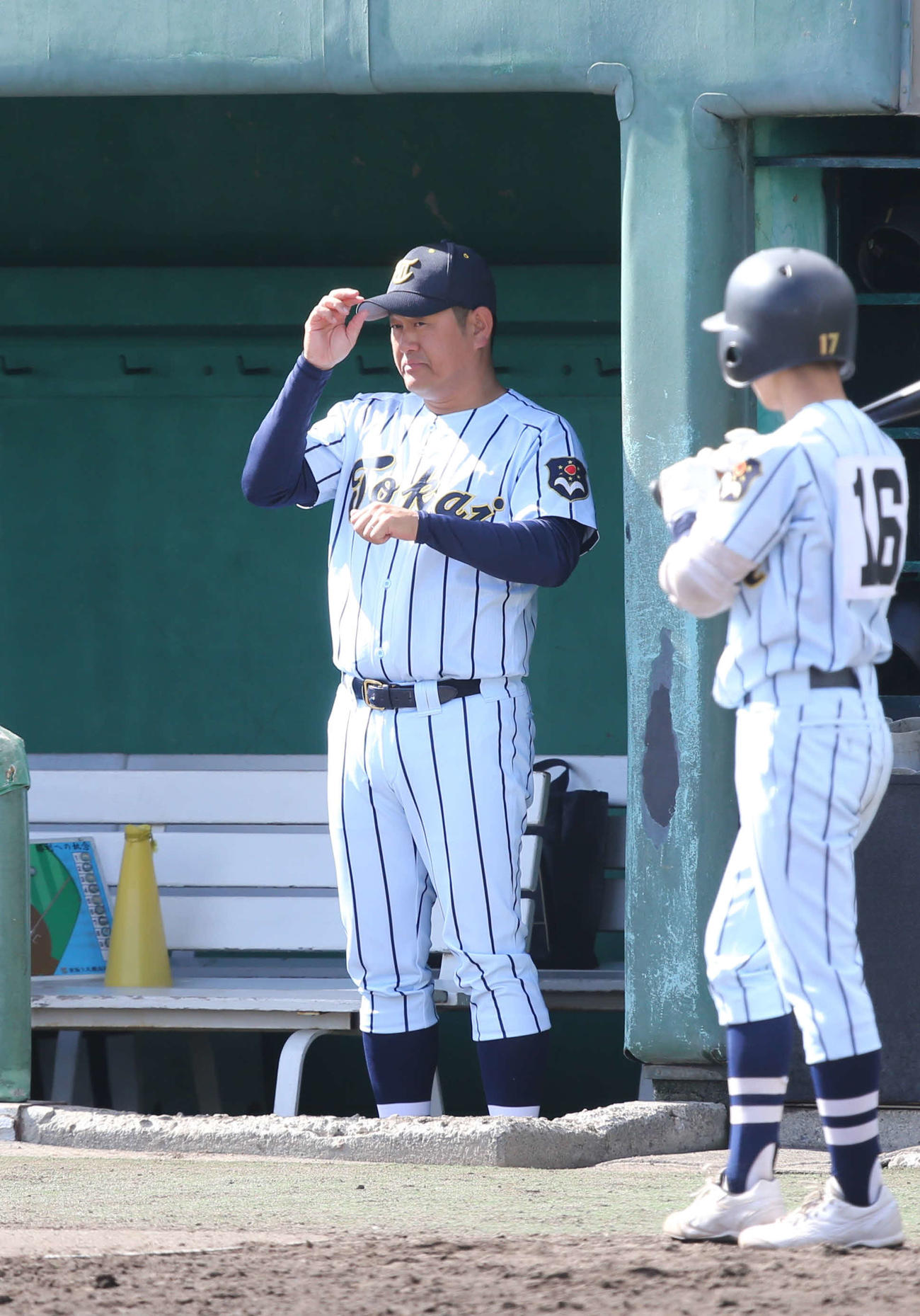 東海大札幌対札幌北　東海大札幌の遠藤監督（左）は、打者にサインを出す（撮影・中島洋尚）