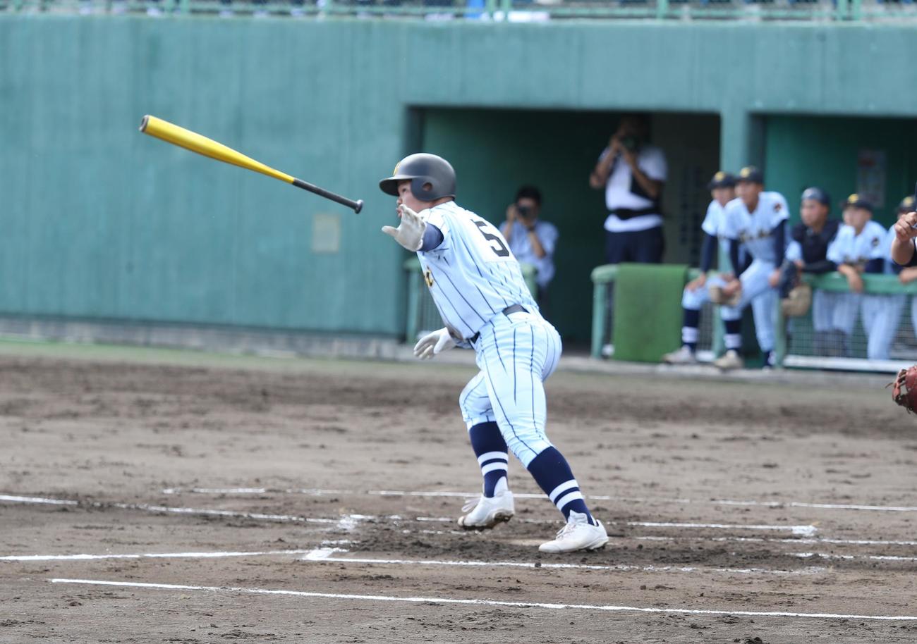 東海大札幌対札幌北　1回裏1死一、二塁、東海大札幌の太田勝馬は、左越え2点適時二塁打を放つ（撮影・中島洋尚）