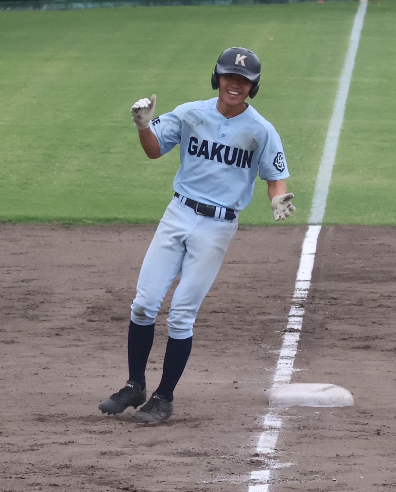 三田学園対神戸学院大付　9回裏神戸学院大付1死二塁、右中間へサヨナラ適時二塁打を放ち三塁ベースを踏んだ後に笑顔を見せた広川真（撮影・塚本光）
