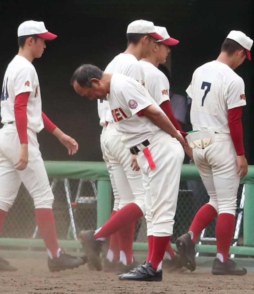 西武台対春日部共栄　試合終了後、グラウンドへ向かって一礼をする春日部共栄・本多（撮影・佐瀬百合子）