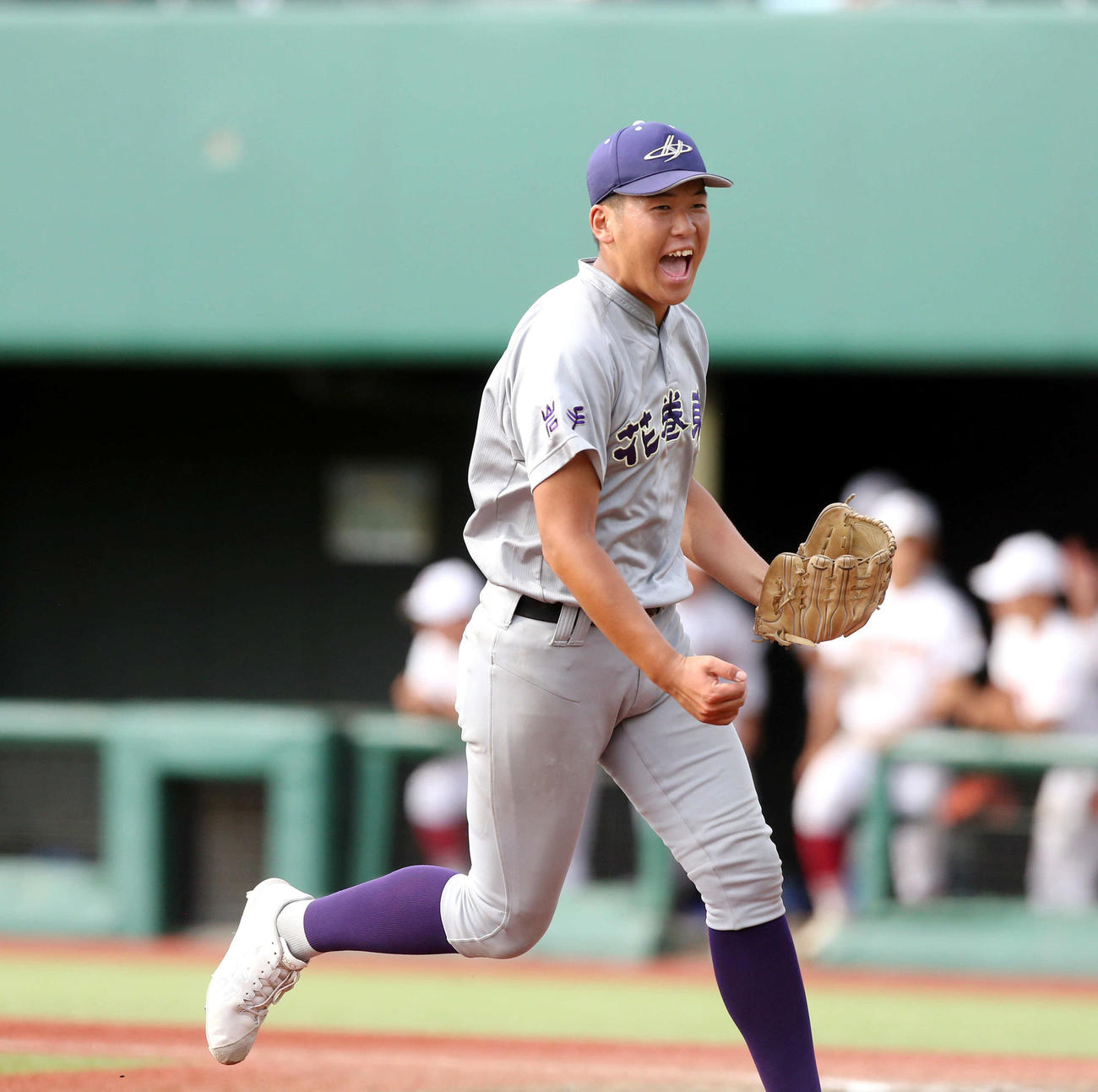 久慈対花巻東　4回表久慈1死三塁のピンチを2者連続三振に抑え、雄たけびをあげる花巻東・金野（撮影・木村有優）