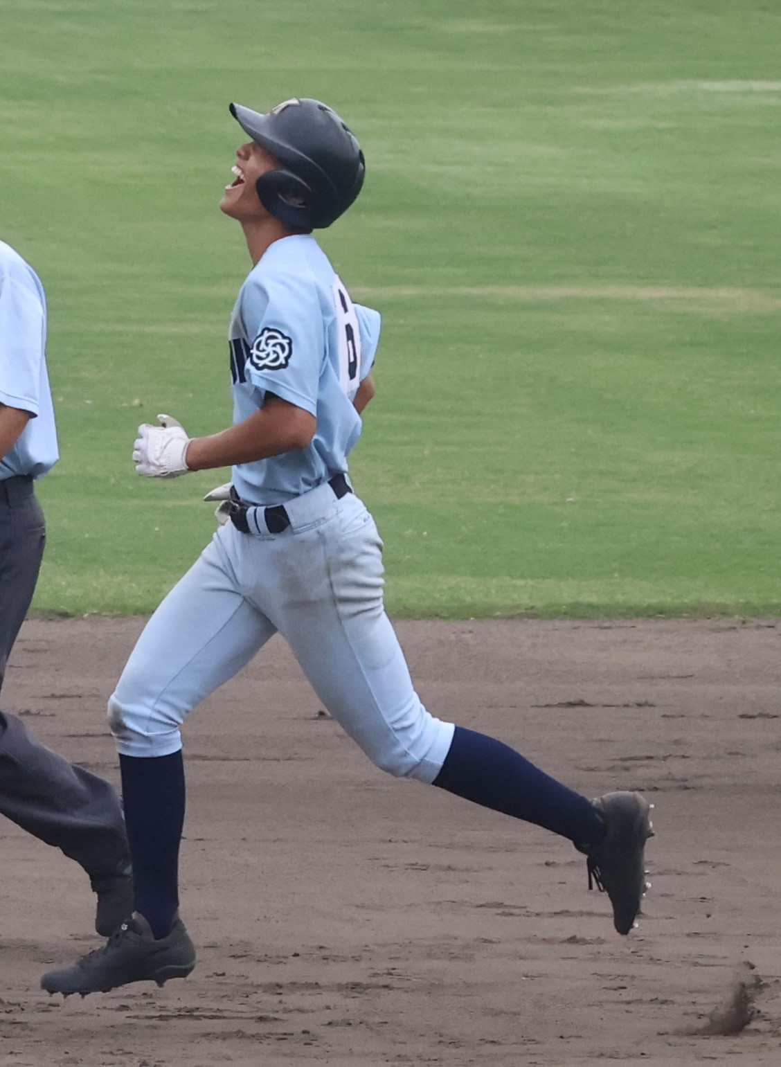 三田学園対神戸学院大付　9回裏神戸学院大付1死二塁、右中間へサヨナラ適時二塁打を放ち笑顔で走る広川真（撮影・塚本光）