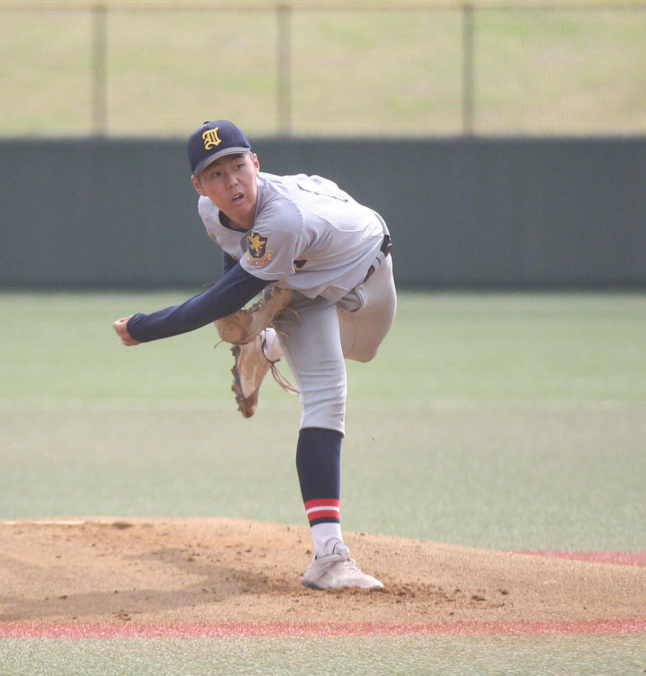 先発のマウンドに上がる仙台育英・井須（撮影・高橋香奈）
