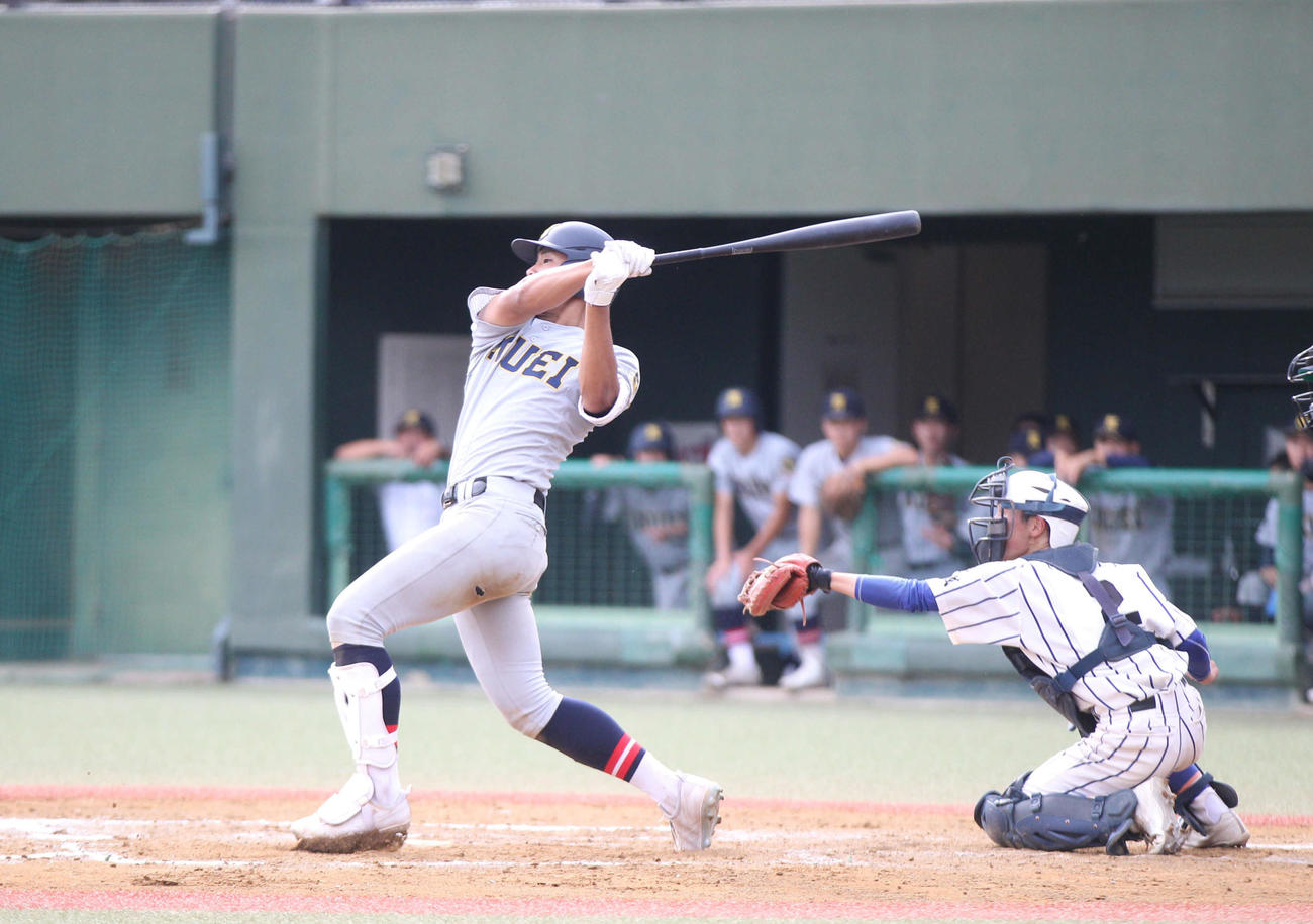 8回、場外本塁打を放つ仙台育英・高田（撮影・高橋香奈）