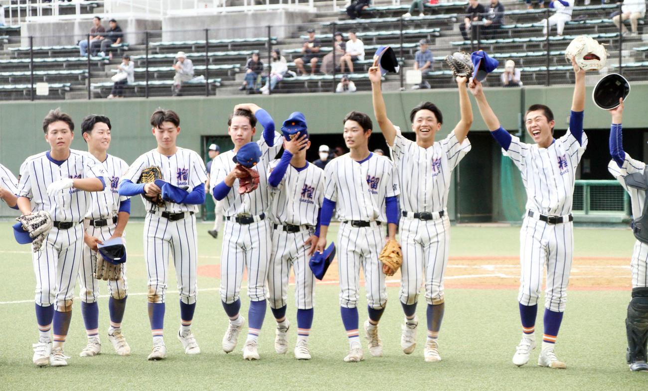 石巻工対東北学院榴ケ岡　初の東北大会出場を喜ぶ東北学院榴ケ岡ナイン（撮影・木村有優）