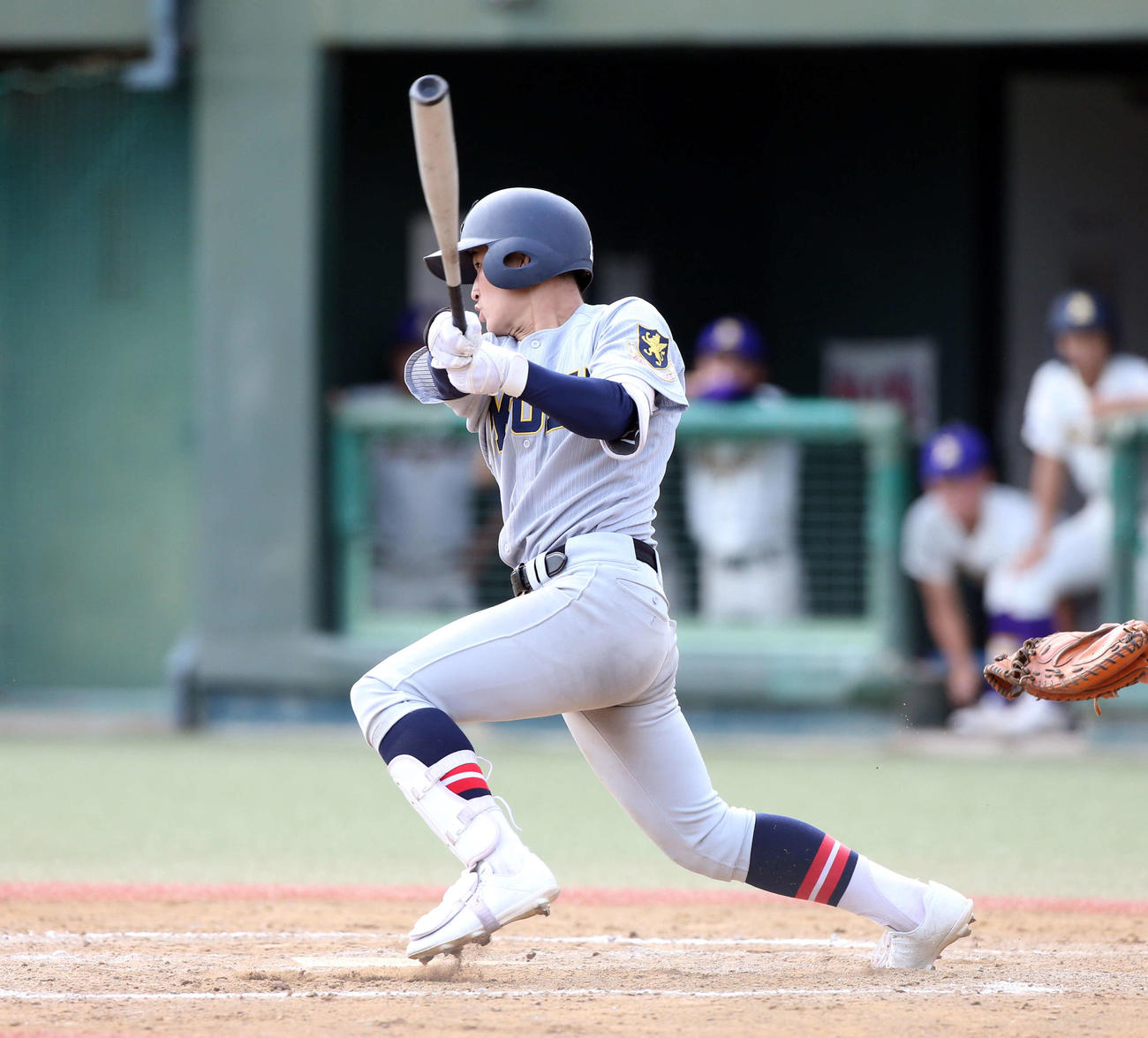 古川学園対仙台育英　3回裏仙台育英2死三塁で先制の投手への内野安打を放つ仙台育英・斎藤（撮影・木村有優）