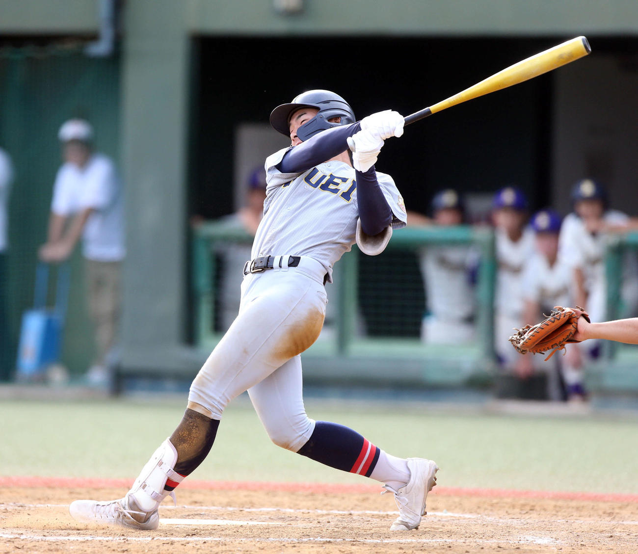古川学園対仙台育英　5回裏仙台育英2死一、二塁で2点左適時二塁打を放つ仙台育英・中岡（撮影・木村有優）
