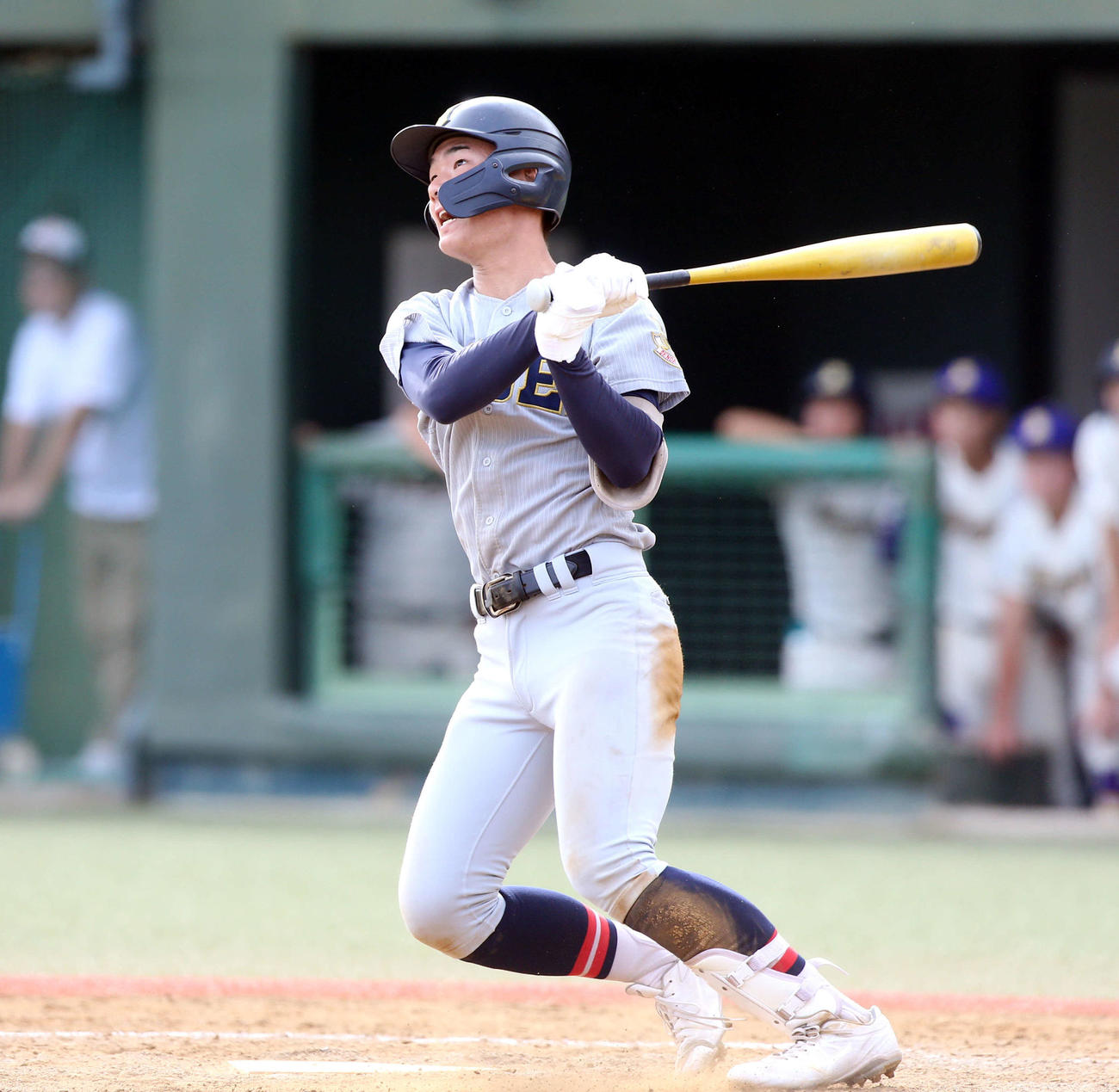 古川学園対仙台育英　5回裏仙台育英2死一、二塁で左越えに2点左適時二塁打を放つ仙台育英・中岡（撮影・木村有優）