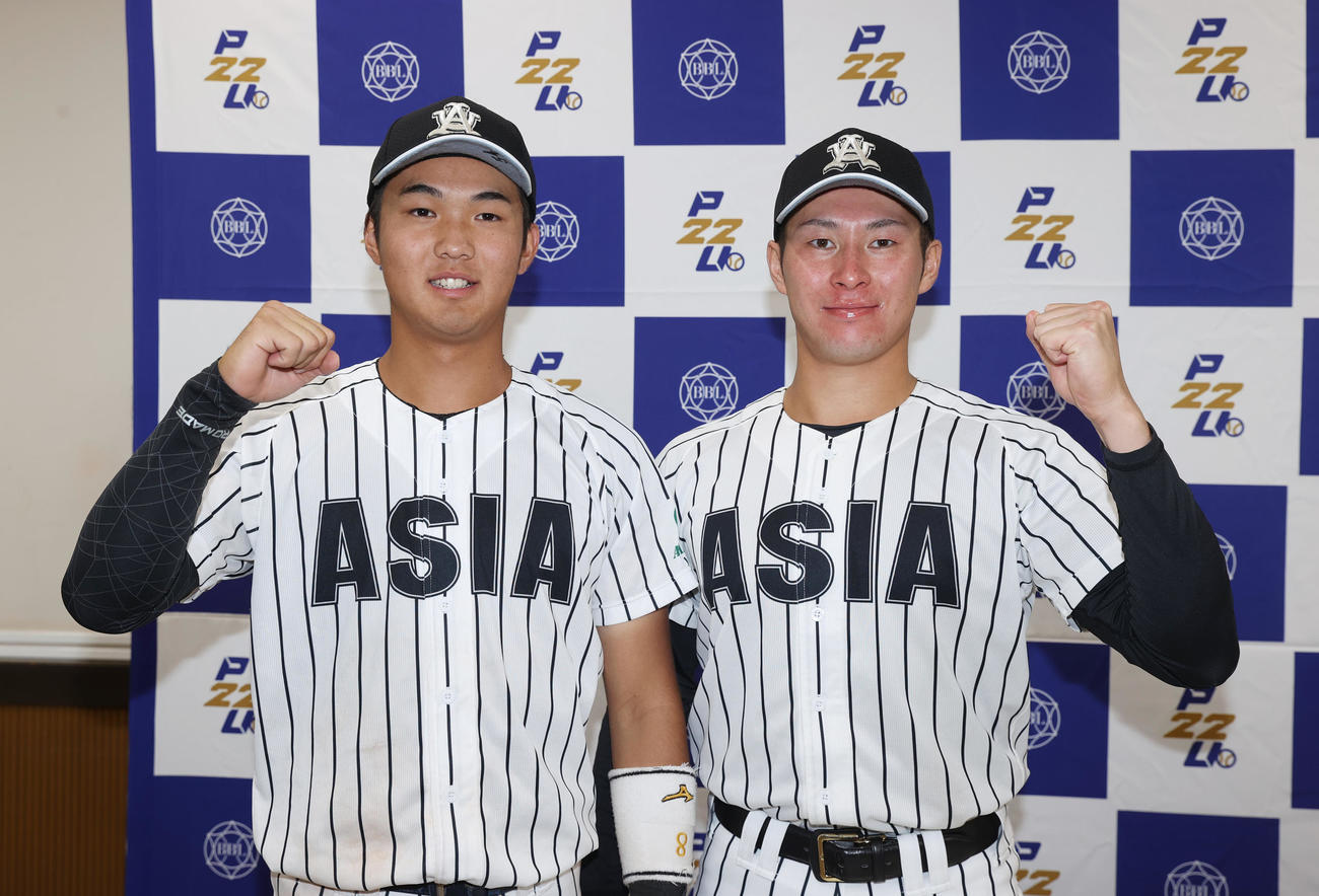 中大対亜大　勝利投手の亜大・北嶋洸太（右）と決勝打の伊藤健はガッツポーズする（撮影・柴田隆二）