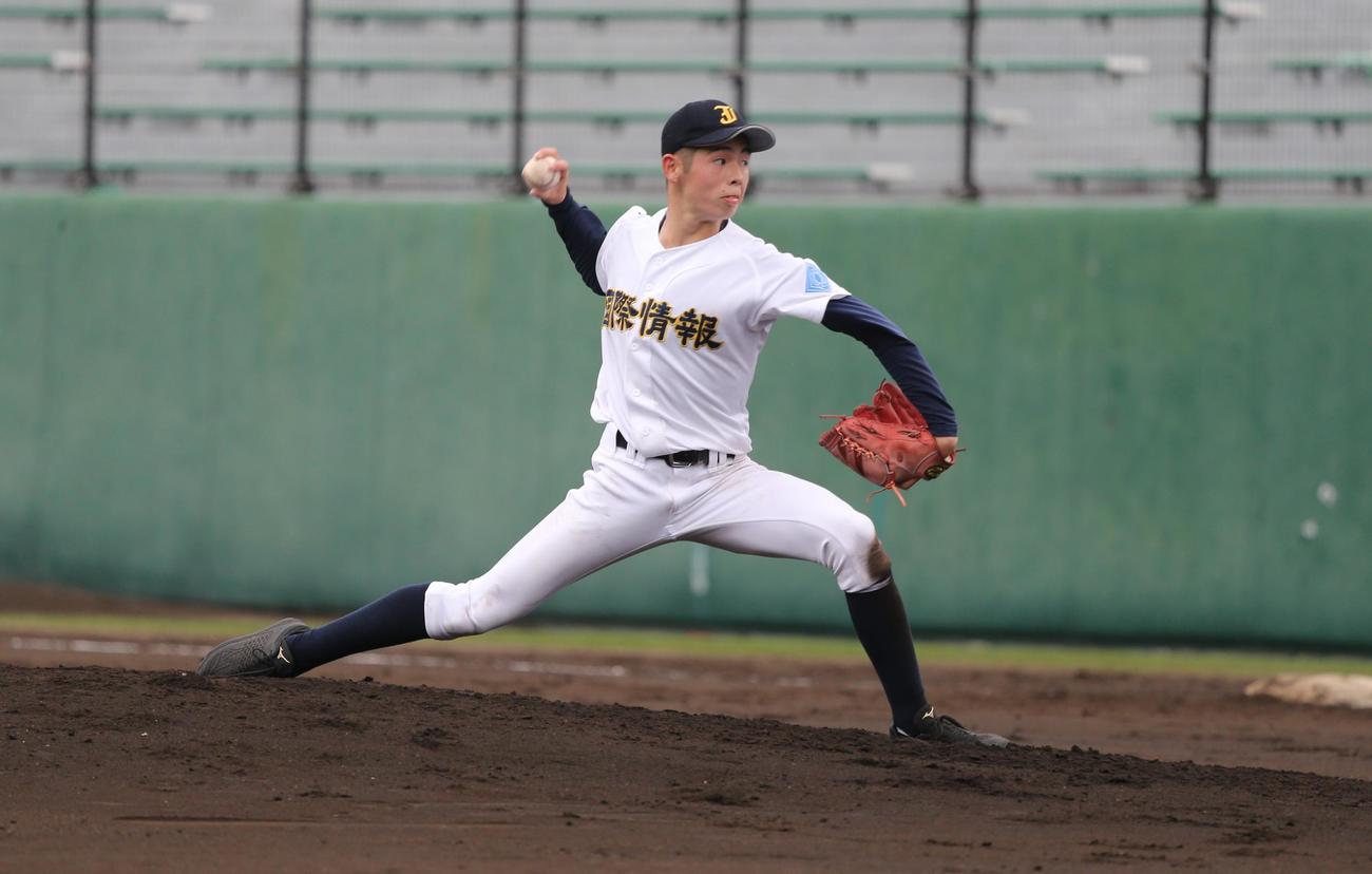 札幌国際情報対札幌静修　札幌国際情報の松浦岳玖投手は、力投する（撮影・中島洋尚）