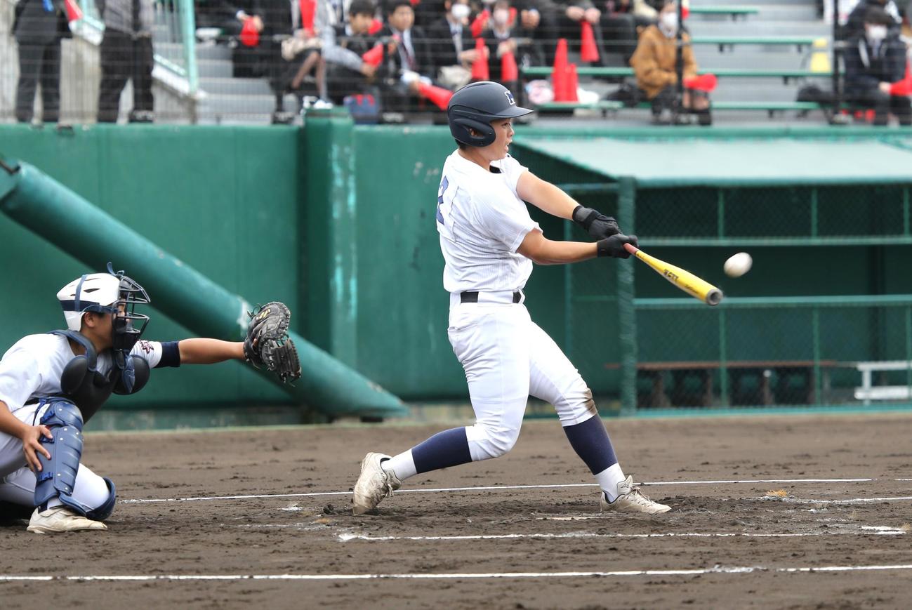札幌南対北広島西　2回表無死満塁、札幌南の本間捕手は左中間に走者一掃の3点適時打を放つ（撮影・中島洋尚）