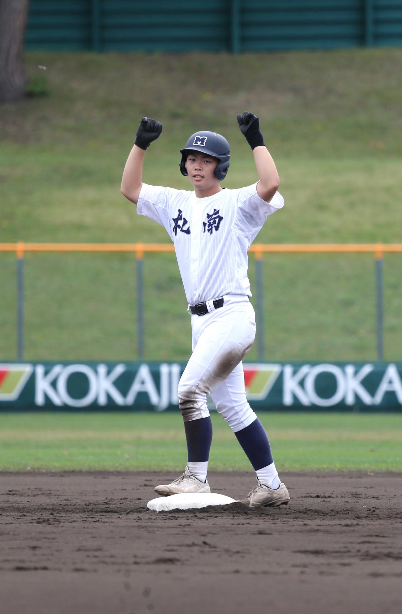 札幌南対北広島西　2回表無死満塁、札幌南の本間捕手は左中間に走者一掃の3点適時打を放ち塁上でガッツポーズ（撮影・中島洋尚）
