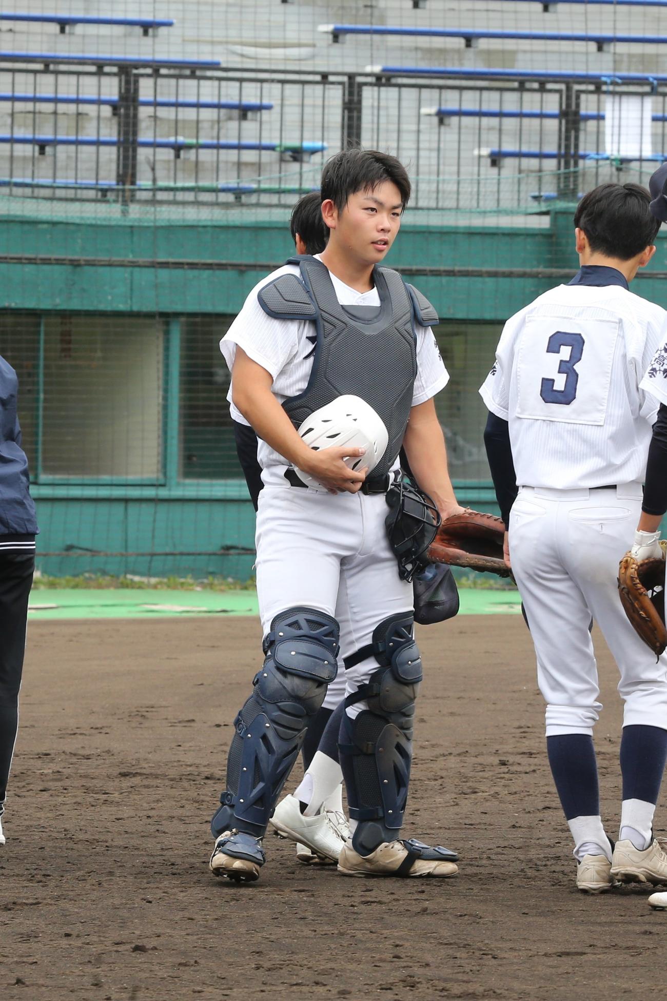 札幌南対北広島西　札幌南の本間捕手は試合後に笑顔を見せる（撮影・中島洋尚）2